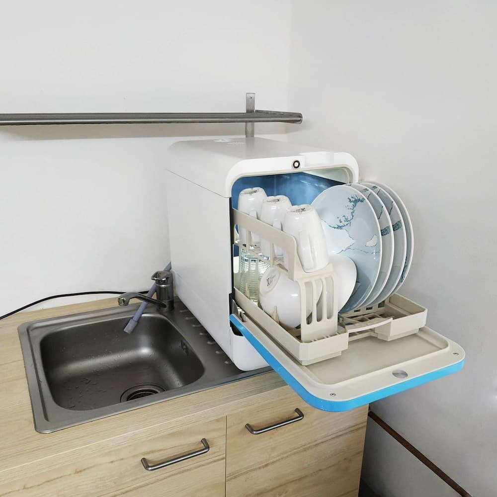 Bob le mini lave-vaisselle, un appareil électroménager compact ayant une capacité de deux couverts. Bob le mini lave-vaisselle, un appareil électroménager compact ayant une capacité de deux couverts.
