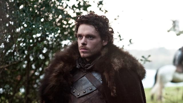 L'acteur Richard Madden n'a pas eu de chance dans Game of Thrones, son personnage Robb Stark n'a pas été plus loin que la saison 3 de la série. L'acteur Richard Madden n'a pas eu de chance dans Game of Thrones, son personnage Robb Stark n'a pas été plus loin que la saison 3 de la série.