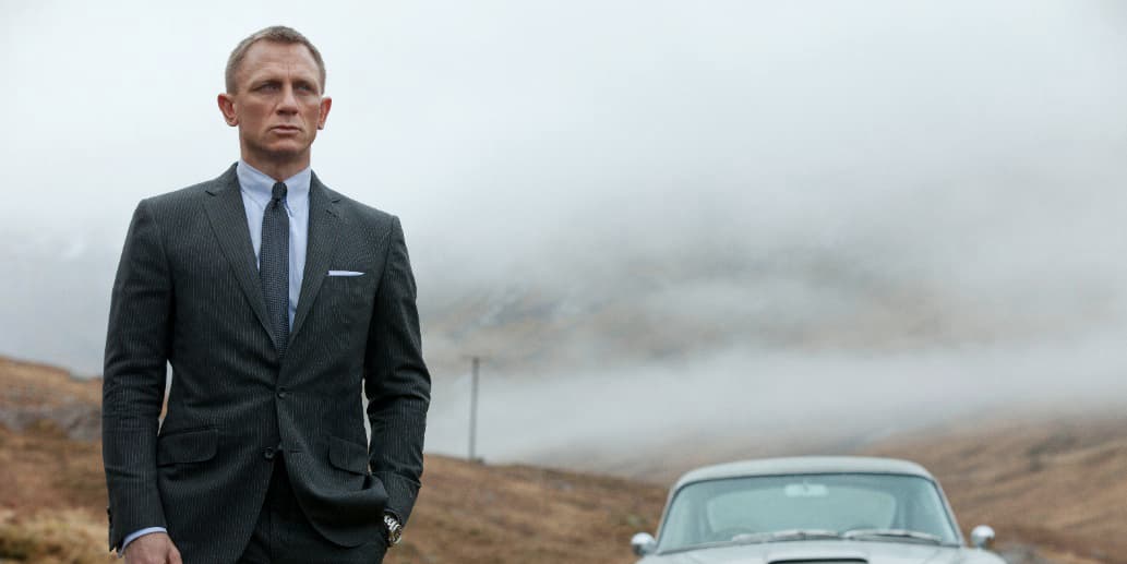 James Bond, incarné par Daniel Craig, devant sa mythique Aston Martin, dans Skyfall.