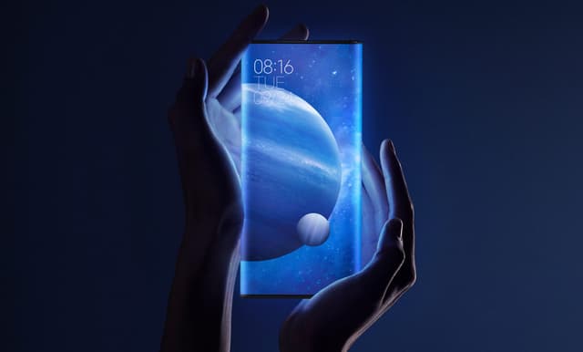 Ci-dessus, le Mi Mix Alpha et son écran faisant tout le tour de l'appareil. Ci-dessous, la vidéo d'un prétendu prototype de smartphone pliable signé Xiaomi.