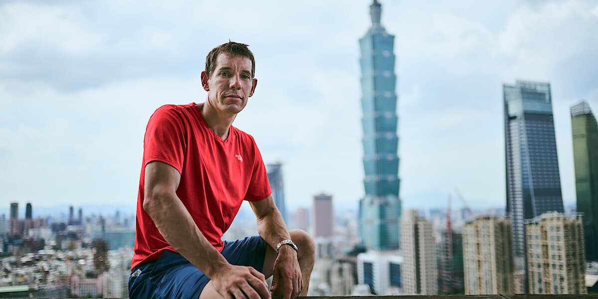 Le grimpeur Alex Honnold et son nouveau défi, le Taipei 101 de Taïwan, en arrière-plan.