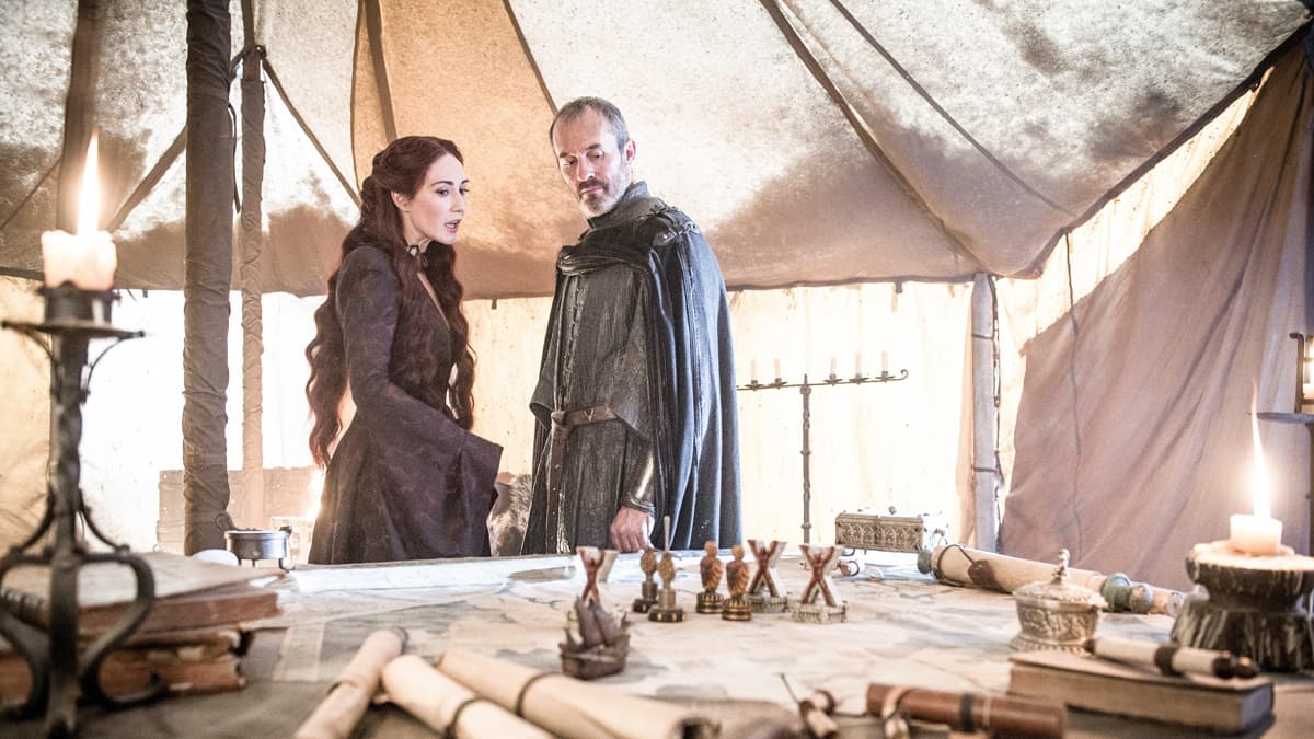 Stannis Baratheon a été trop ambitieux, il a donc péri en essayant de grimper sur le trône de fer. Stannis Baratheon a été trop ambitieux, il a donc péri en essayant de grimper sur le trône de fer.