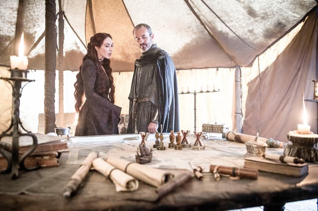 Stannis Baratheon a été trop ambitieux, il a donc péri en essayant de grimper sur le trône de fer. Stannis Baratheon a été trop ambitieux, il a donc péri en essayant de grimper sur le trône de fer.