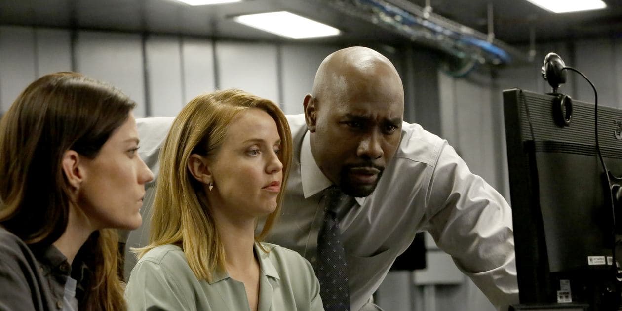Jennifer Carpenter, Kelli Garner et Morris Chestnut se donnent la réplique dans la série The Enemy Within, sur Altice Studio.