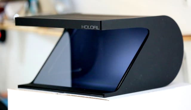 Le boîtier conçu par la start-up néerlandaise Holofil et sa vitre inclinée spéciale qui permet la projection d’une image holographique en 3D.
