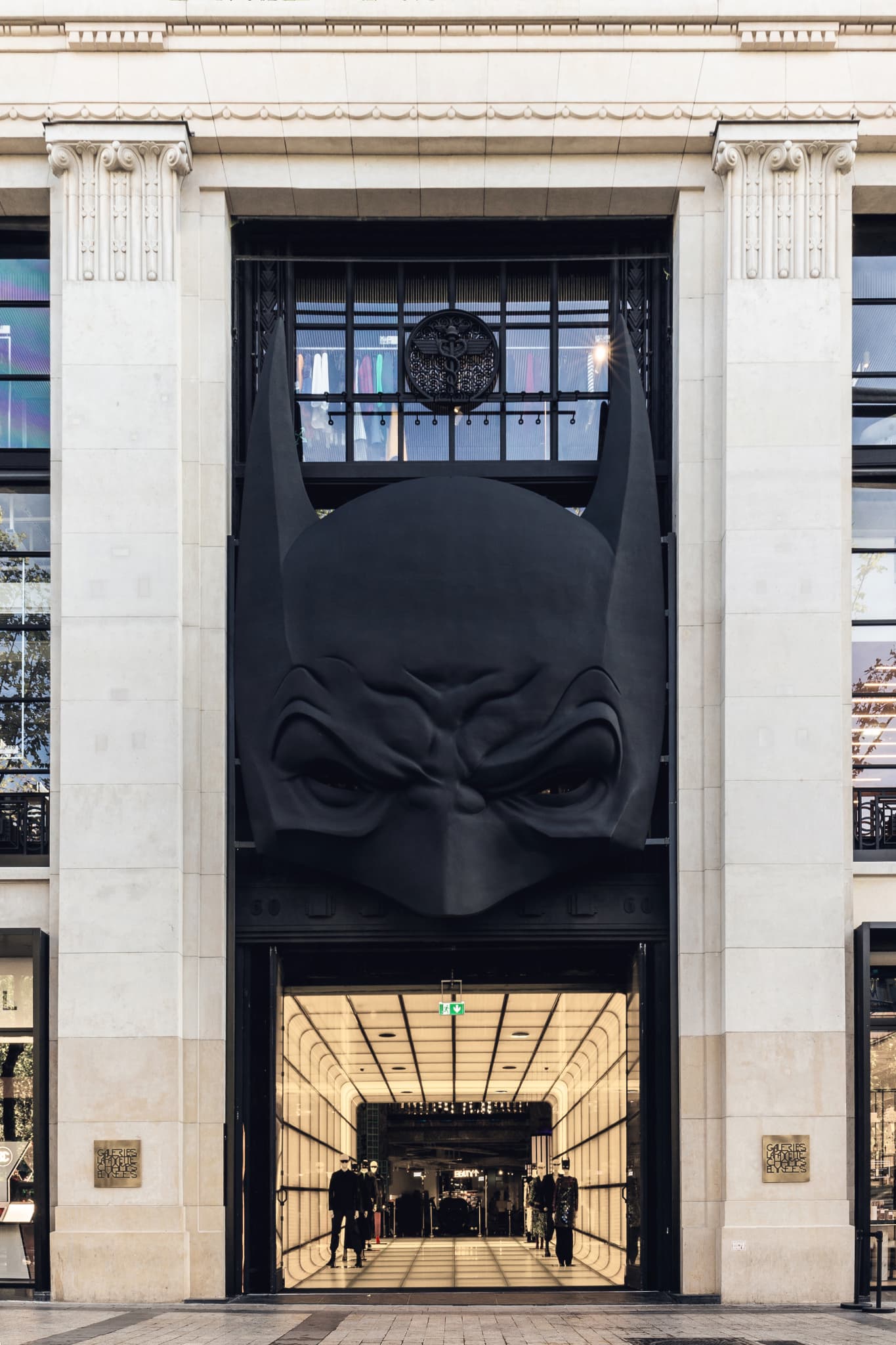 La Batcave sur les Champs-Élysées ? La Batcave sur les Champs-Élysées ?