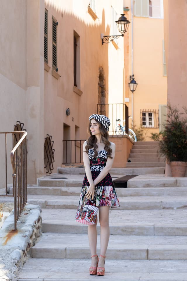 Emily in Saint-Tropez- un peu plus bling-bling que Martine à la Plage