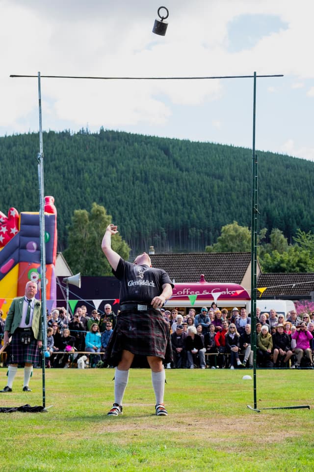 Le lancer de poids en hauteur, épreuve renversante des Highland Games