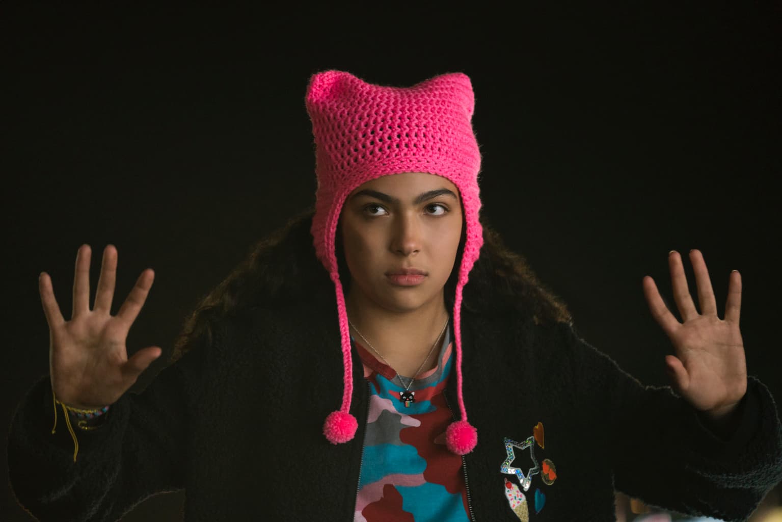 Molly Hayes et son mythique bonnet rose dans Marvel's Runaways. Molly Hayes et son mythique bonnet rose dans Marvel's Runaways.