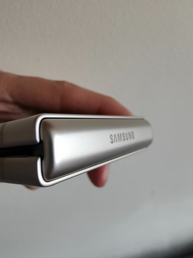 Le nom de la marque est gravé sur la charnière du Samsung Galaxy Z Flip3 5G