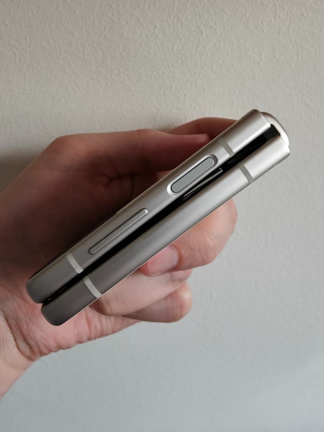 Incroyablement compact, le Samsung Galaxy Z Flip3 5G tient parfaitement dans la main