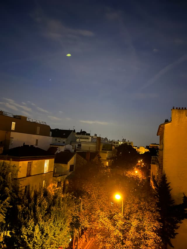 Photo prise de nuit avec l'iPhone 13, avec une étrange lumière dans le ciel