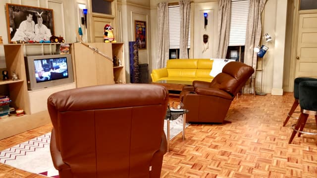 Parcourez l'appartement et installez-vous confortablement dans les fameux fauteuils inclinables de Chandler et Joey.