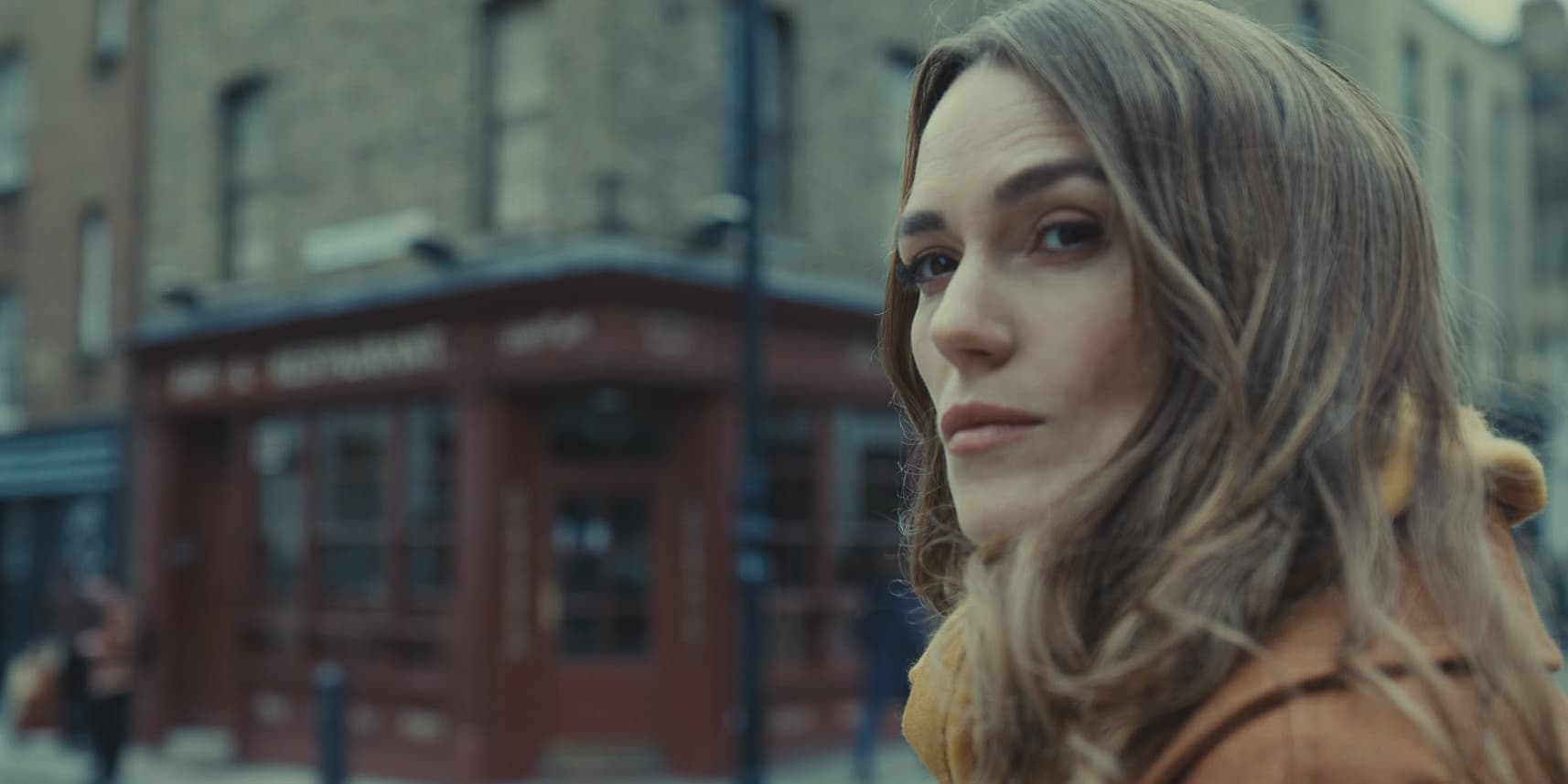 Retrouvez Keira Knightley dans le rôle d'Helen Webb dans "Black Doves" sur Netflix.
