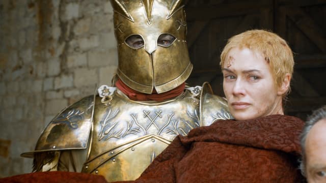 Gregor Clegane, dit “La Montagne, portant Cersei Lannister dans ses bras à qui il a prêté allégeance et dévotion.