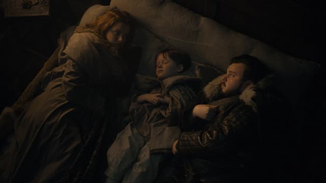 Samwell Tarly (John Bradley-West), Vère (Hannah Murray) et Sam Junior, partageant leur lit dans la saison 8 de Game of Thrones.