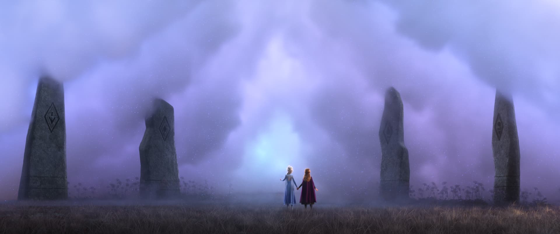 Elsa et Anna face au brouillard rose dans La Reine des Neiges 2 Elsa et Anna face au brouillard rose dans La Reine des Neiges 2
