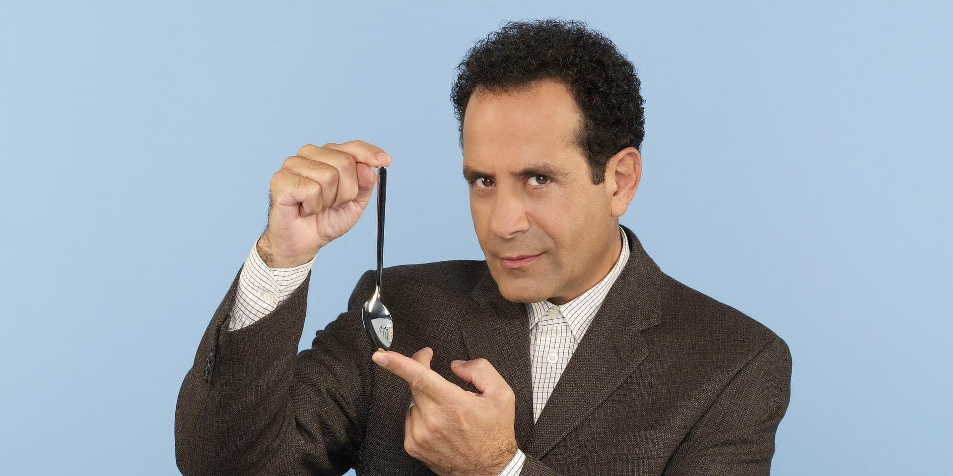 Adrian Monk (Tony Shalhoub) est officiellement de retour sur Netflix !
