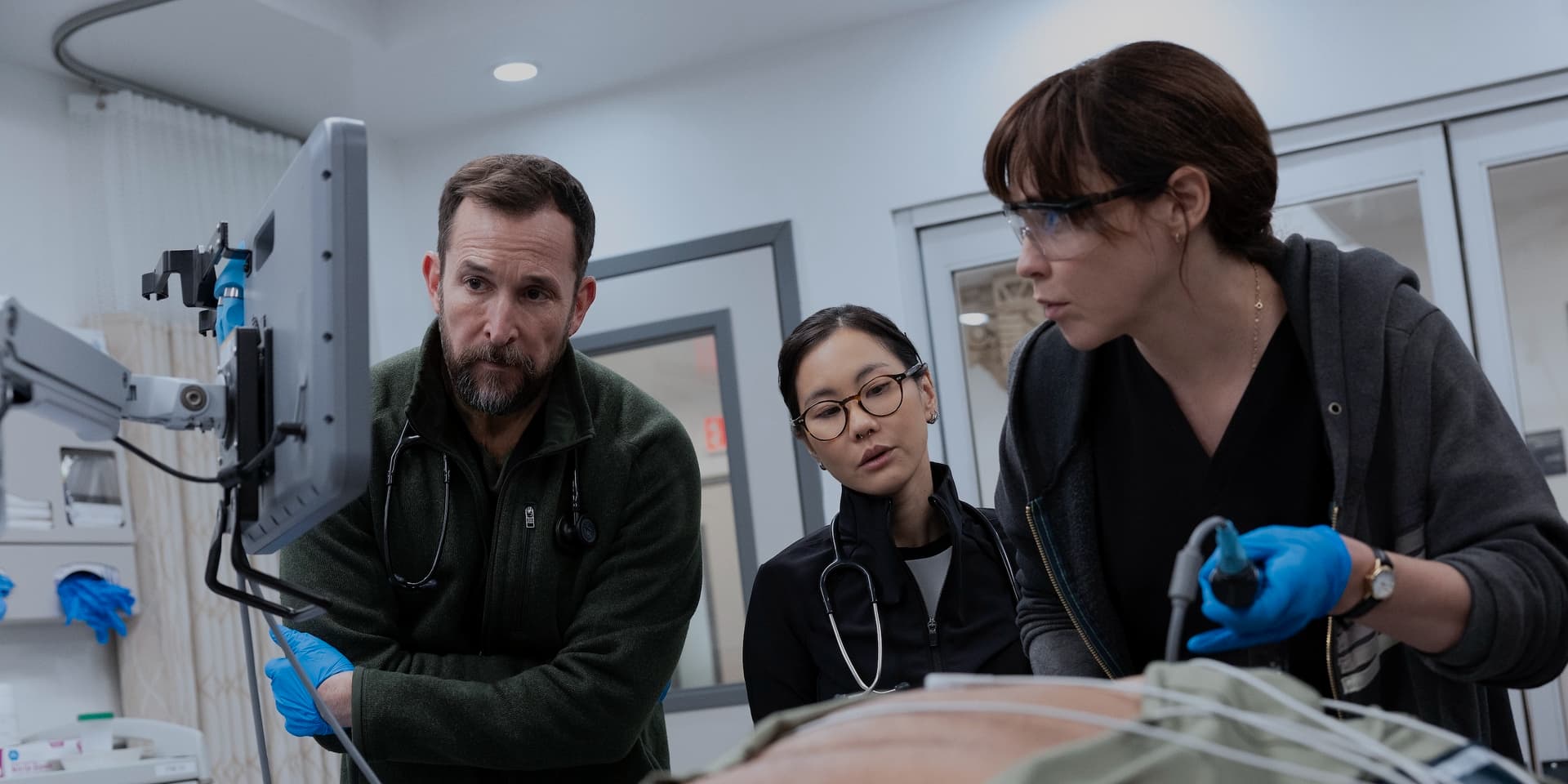 Noah Wyle, Irene Choi et Fiona Dourif dans la saison 2 de "The Pitt".
