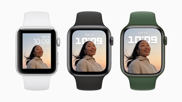 Un écran toujours plus grand : l'Apple Watch Series 7 (à droite) bénéficie d'une surface d'affichage élargie de près de 20% par rapport à l'Apple Watch Series 6 (au centre), et de plus de 50% par rapport à l'Apple Watch Series 3 (à gauche).