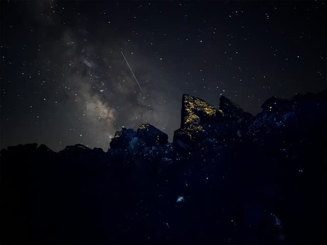 Photo de nuit prise avec l'iPhone 13 Pro. 