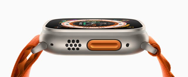 Le nouveau bouton Action de l'Apple Watch Ultra, qui ne passe pas inaperçu dans son coloris orange vif.