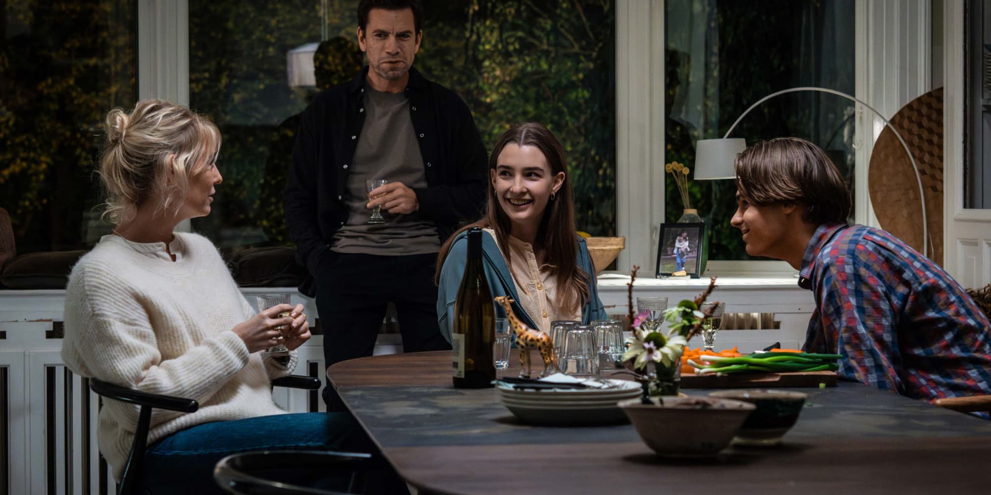 Laura (au centre) interprétée par Amaryllis April August, est le personnage principal de Families Like Ours, qui suit son parcours et celui de sa famille.