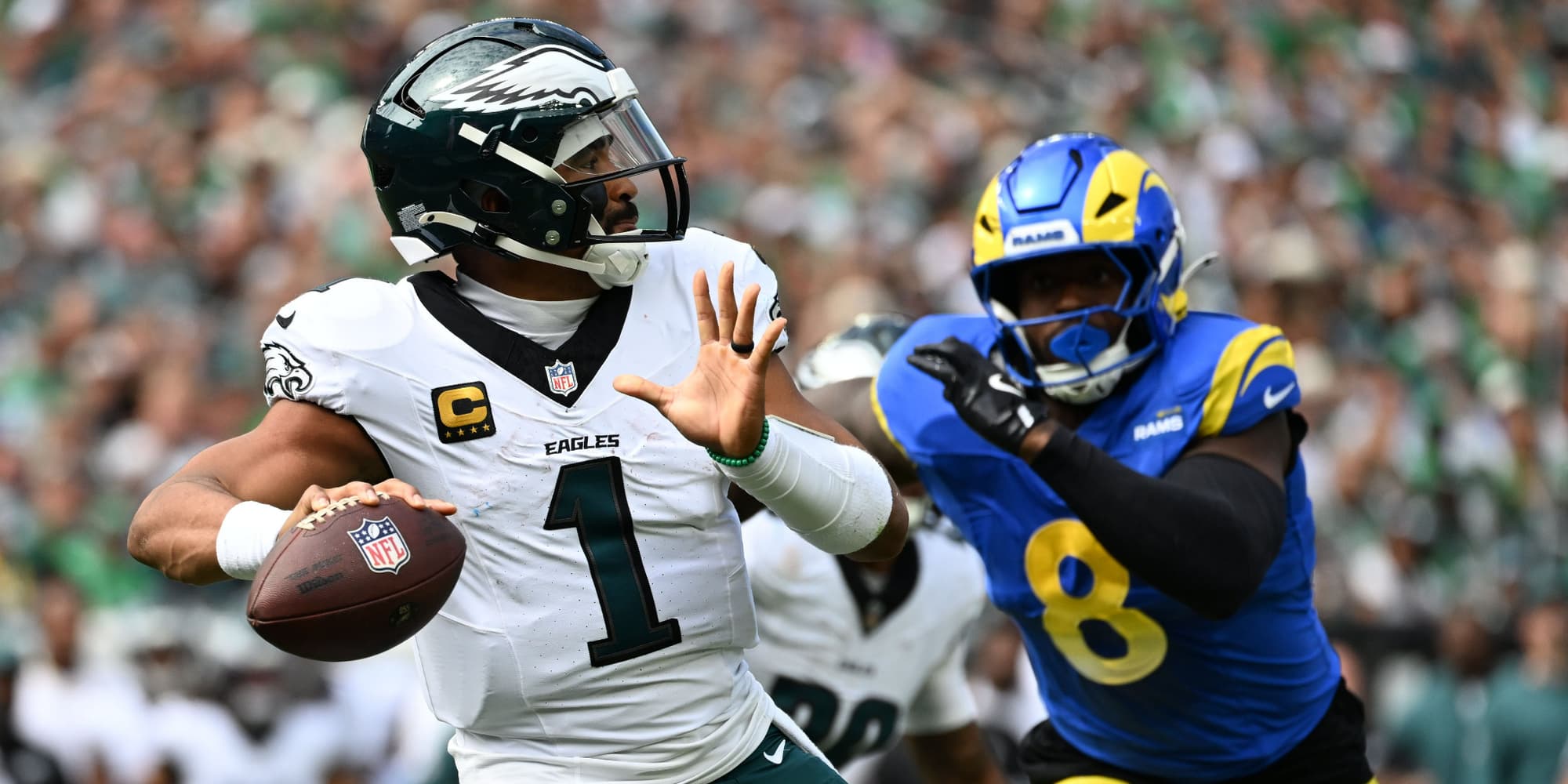 Le quarterback Jalen Hurts (1) lors du match opposant les Philadelphia Eagles aux Los Angeles Rams, le 21 septembre 2025 au Lincoln Financial Field de Philadelphie. 