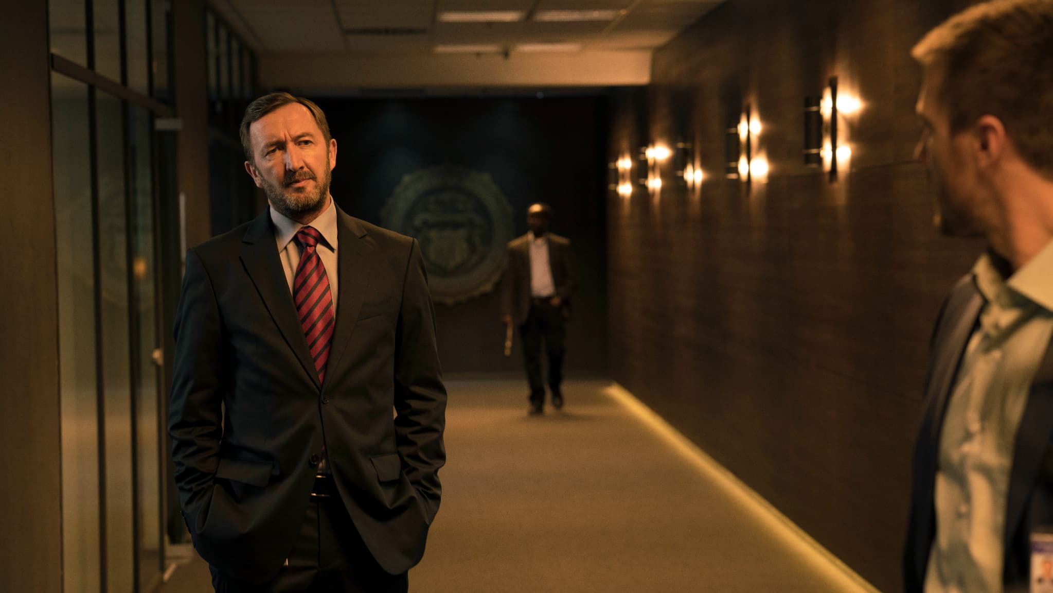 Adam Radford (Ralph Ineson), directeur du FBI de Boston dans la première saison d'Absentia Adam Radford (Ralph Ineson), directeur du FBI de Boston dans la première saison d'Absentia
