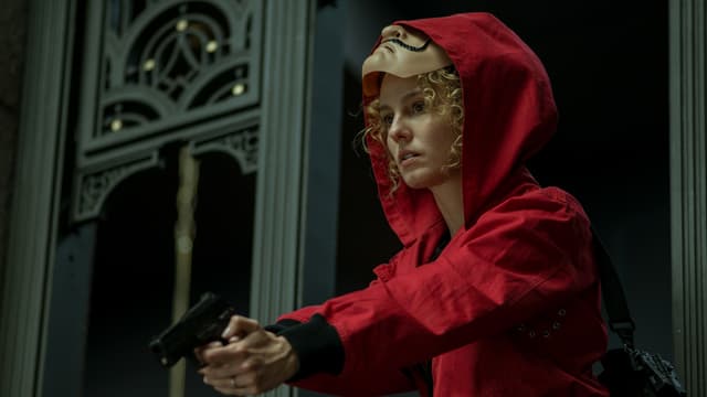 Otage au début de la série, Mónica devient Stockholm et rejoint le gang pour la troisième partie de La Casa de Papel sur Netflix