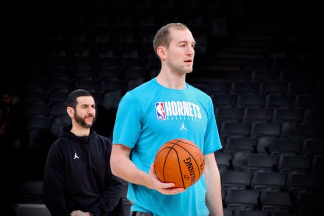 Le coach des Charlotte Hornets, James Borrego, veille sur Cody Zeller et ses autres joueurs à l'entraînement.