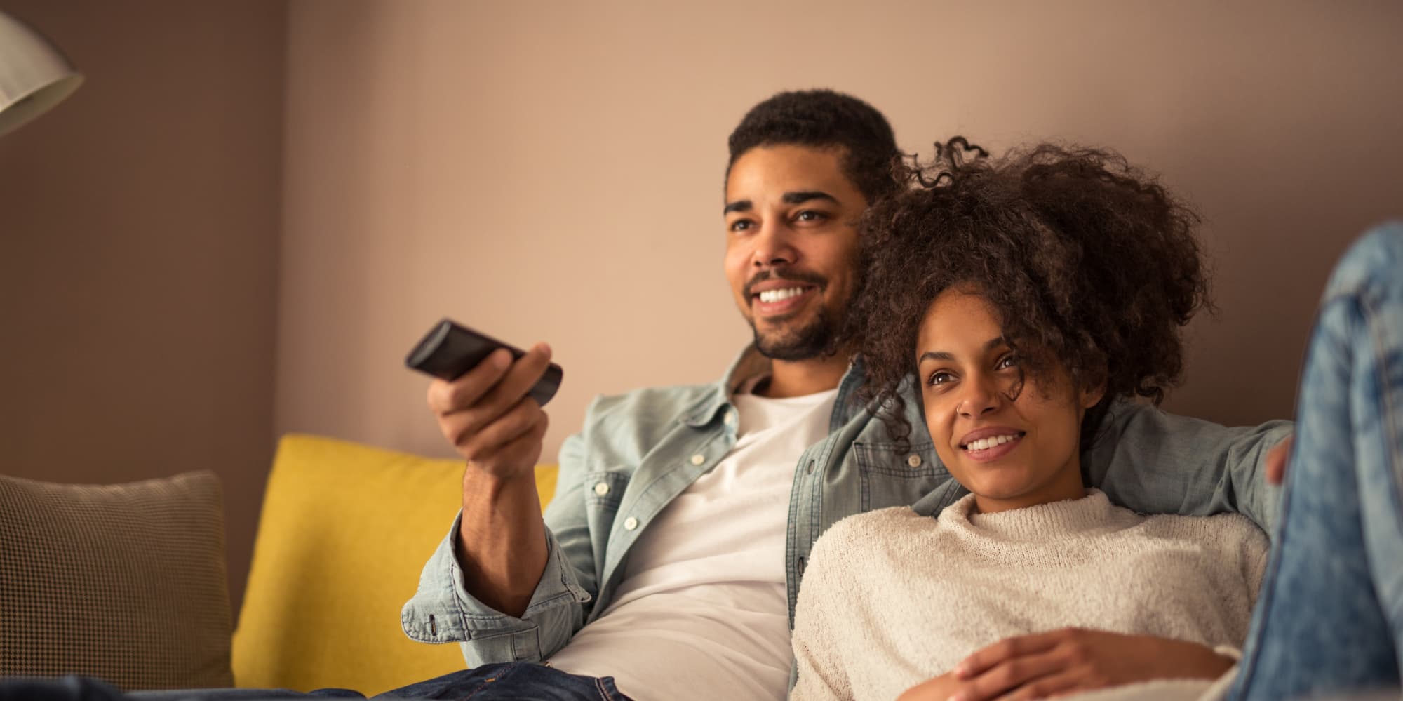 Les abonnés SFR pourront accéder à Prime Video depuis leur canapé.
