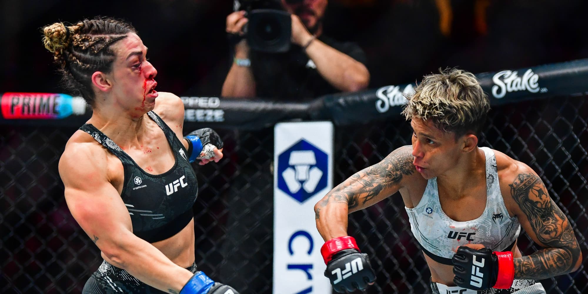 Amanda Lemos (gants rouges) lors de son combat contre Mackenzie Dern, le 17 février 2024 au Honda Center de Anaheim (États-Unis).