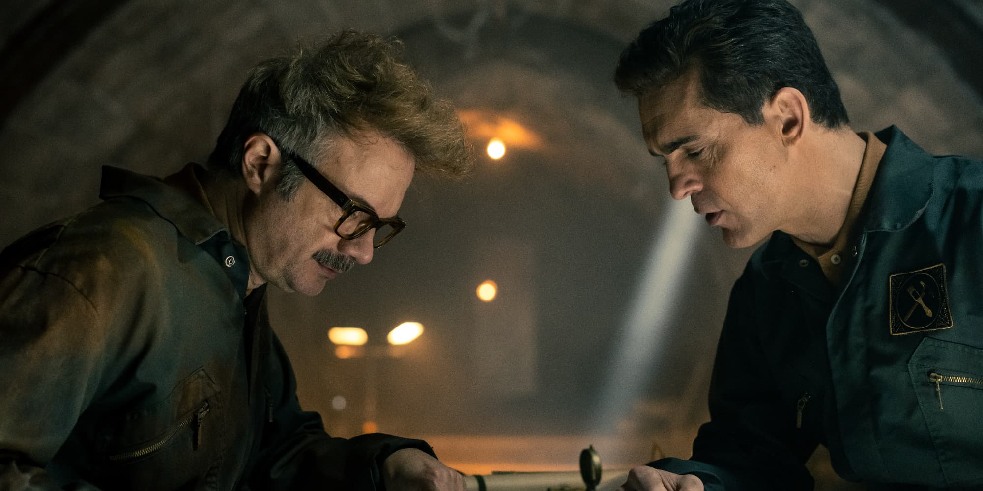 Tristán Ulloa (Damián) et Pedro Alonso (Berlin) dans la série ''Berlin'', disponible sur Netflix. 