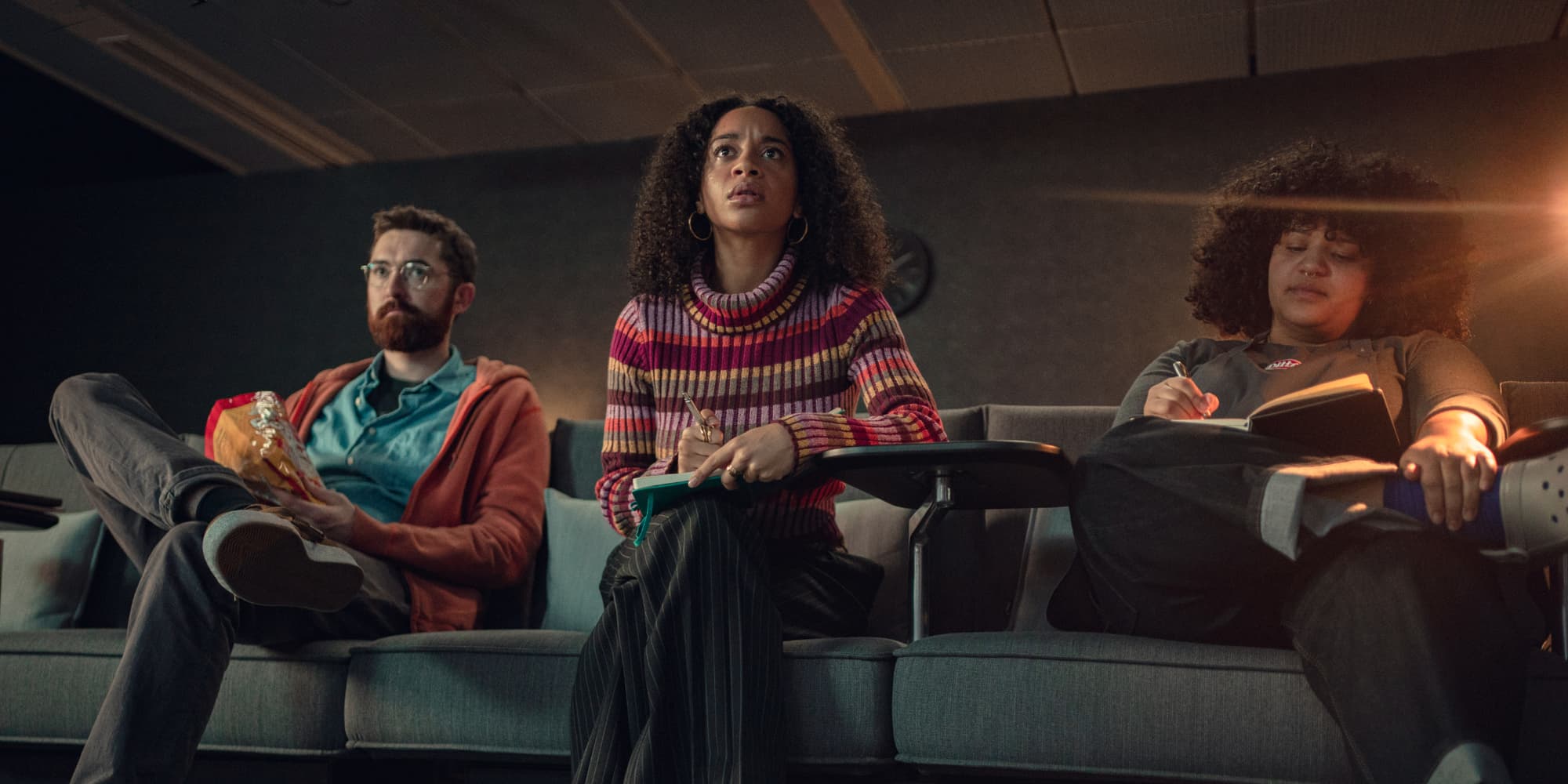 Les acteurs Ben Ashenden, Siena Kelly et Amber Grappy dans l'épisode "Bête Noire" de la saison 7 de "Black Mirror".