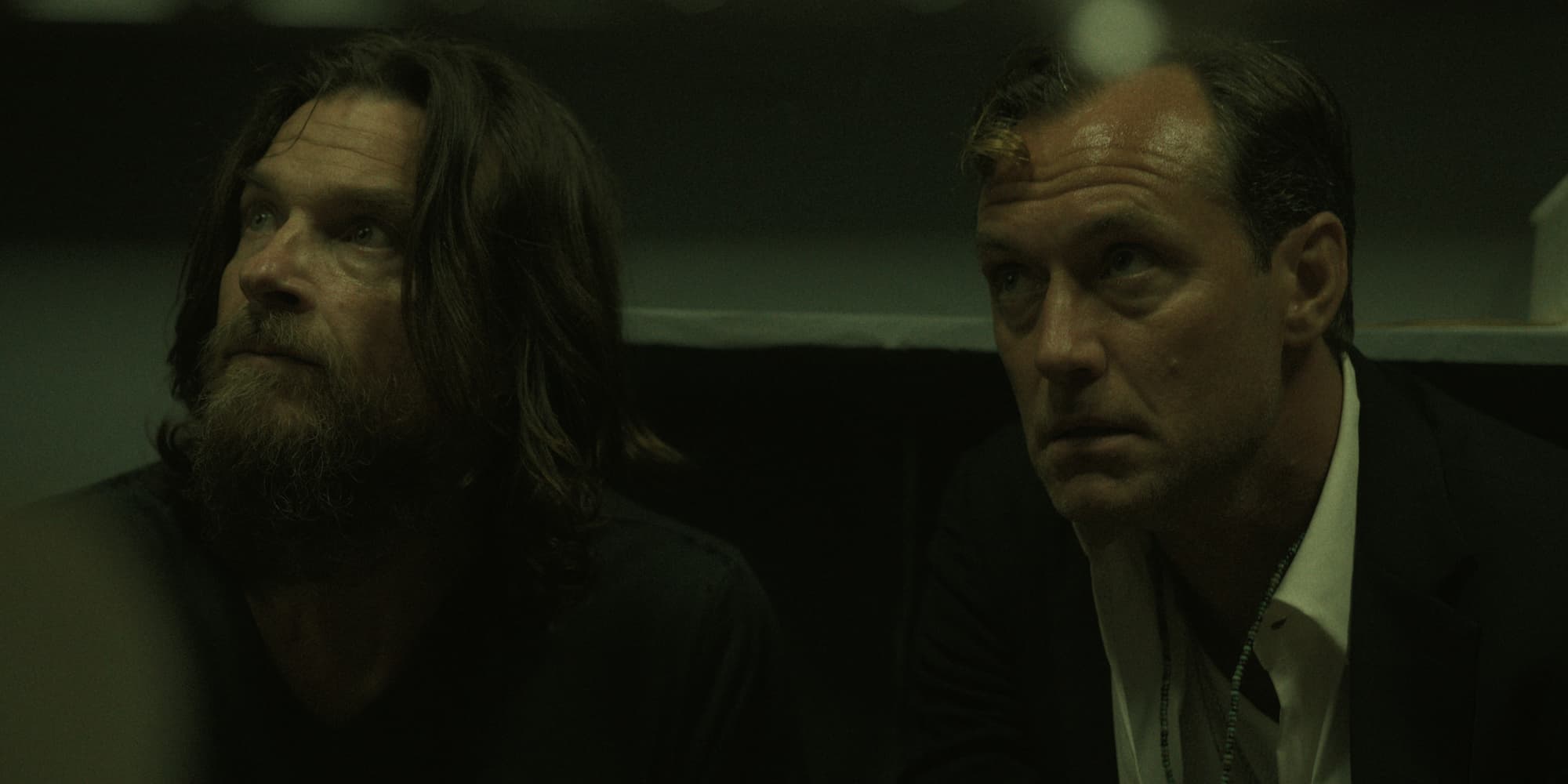 Jude Law et Jason Bateman jouent deux frères que tout oppose, réunis par le destin dans "Black Rabbit" sur Netflix.