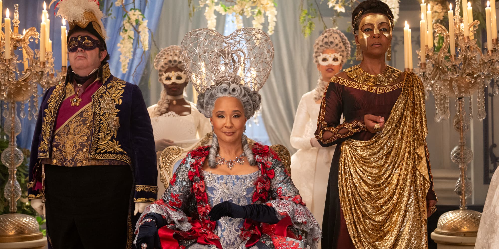 Hugh Sachs (Brimsley), Golda Rosheuvel (la Reine Charlotte) et Adjoa Andoh (Lady Danbury)  dans l'épisode 1 de la saison 4 de "La Chronique des Bridgerton". 

