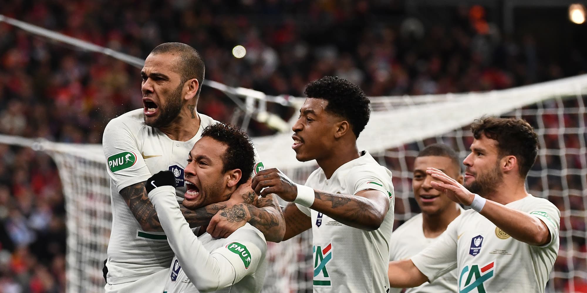 Dani Alves, Neymar et leurs coéquipiers du PSG, au Stade de France le 27 avril 2019.