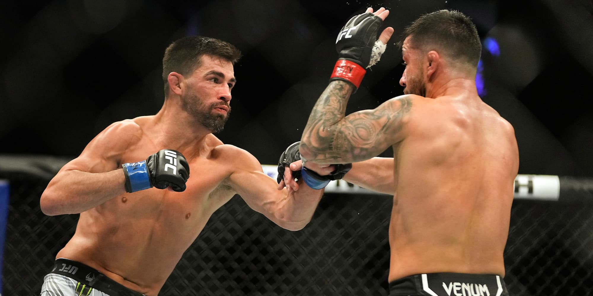 Domincik Cruz (short blanc) contre Pedro Munhoz lors de l'UFC 269 à Las Vegas, Nevada