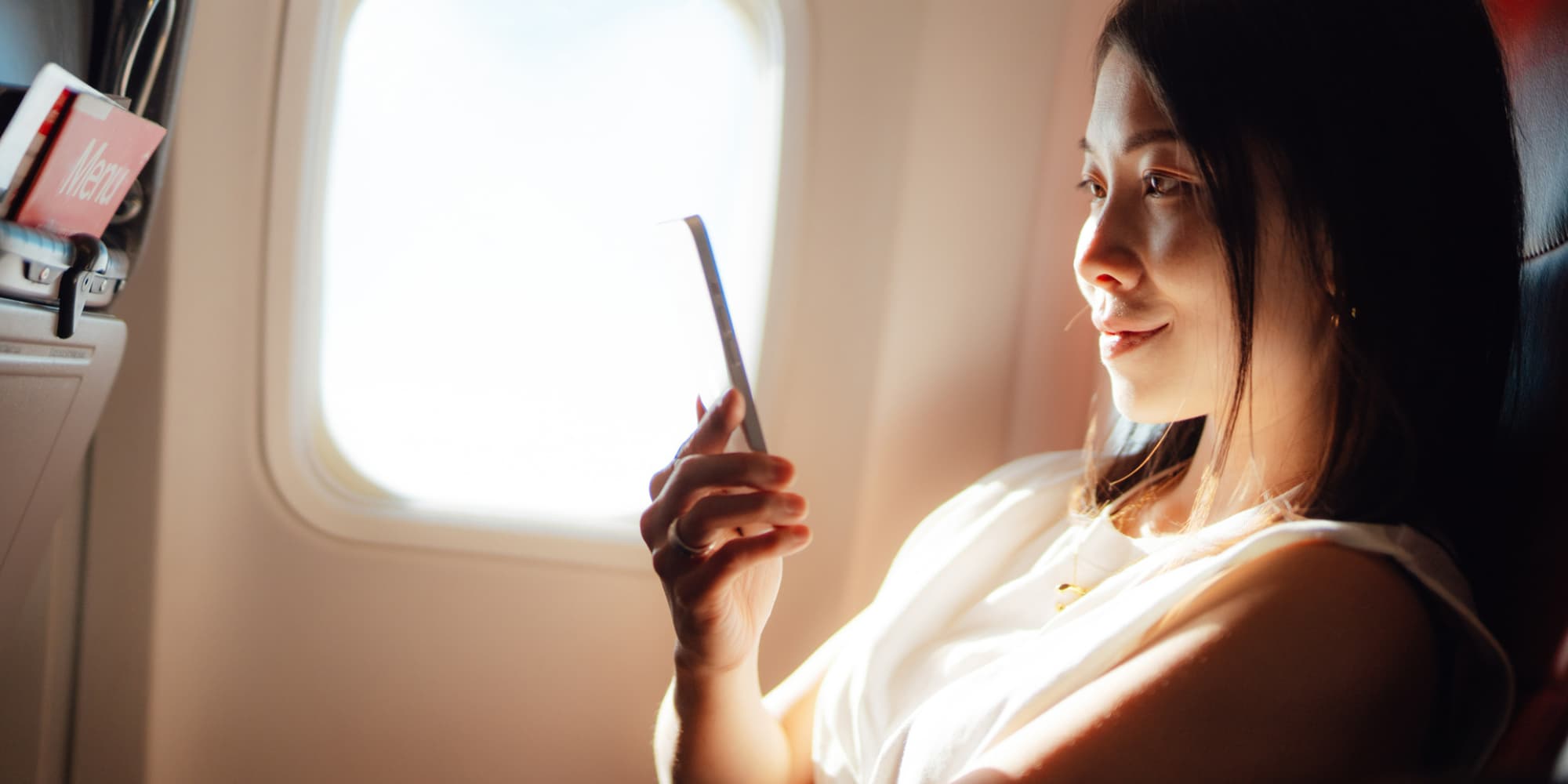 Pourquoi est-il recommandé de mettre son smartphone en mode avion lors d'un voyage?