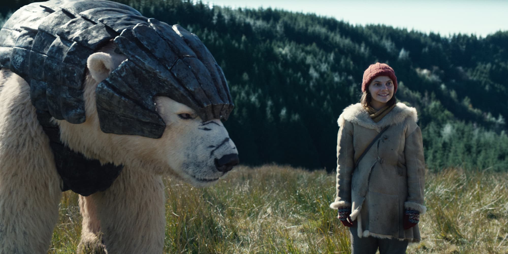 L'ours Iorek Byrnison et la jeune héroïne Lyra dans la première saison de His Dark Materials sur OCS