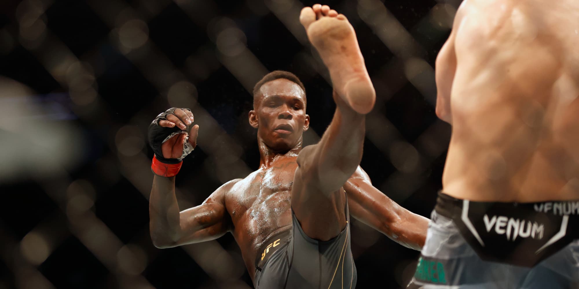 Adesanya lors de son combat contre Whitaker à l'UFC 271, le 12 février 2022