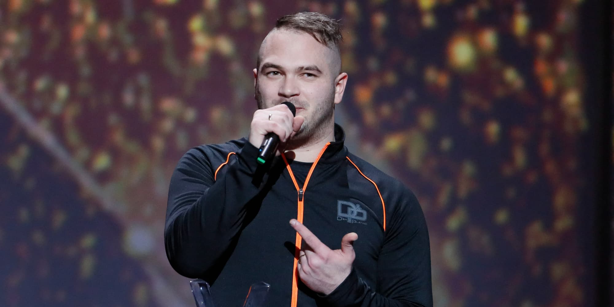 Le rappeur français JUL reçoit le prix du Meilleur album de musique urbaine lors de la 32ᵉ cérémonie des Victoires de la Musique, le 10 février 2017 à Paris.