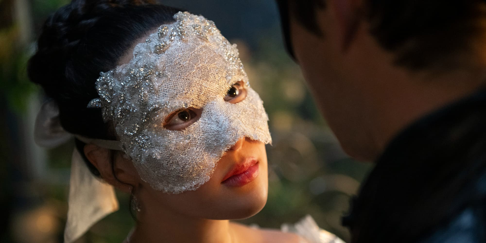 Yerin Ha incarne Sophie Beckett, la jeune femme qui va taper dans l'oeil de Benedict Bridgerton (Luke Thompson) dans la saison 4 de "La Chronique des Bridgerton".