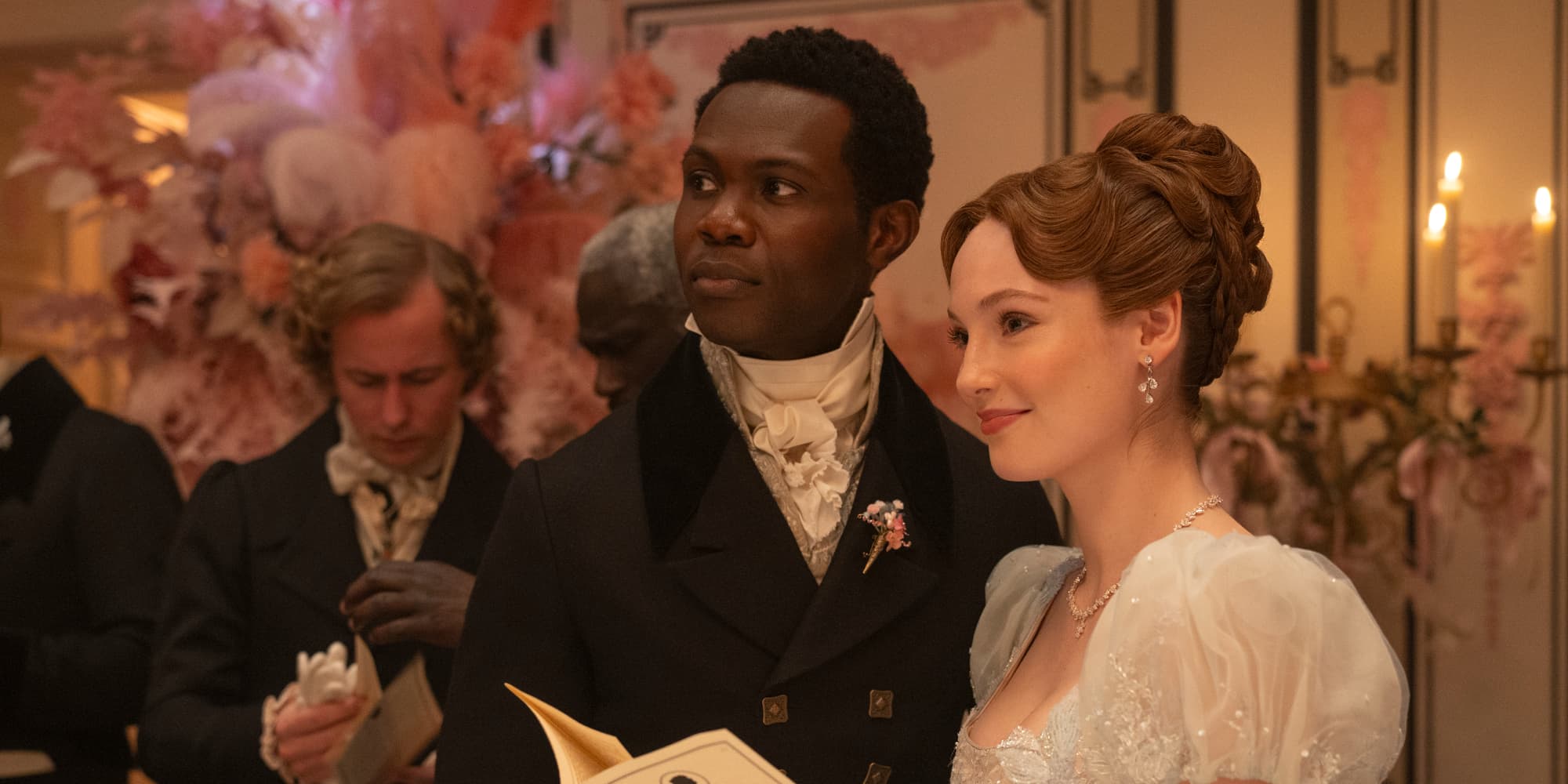 Victor Alli (Lord John Stirling) et Hannah Dodd (Francesca Bridgerton) dans la saison 4 de "La Chronique des Bridgerton" sur Netflix. 