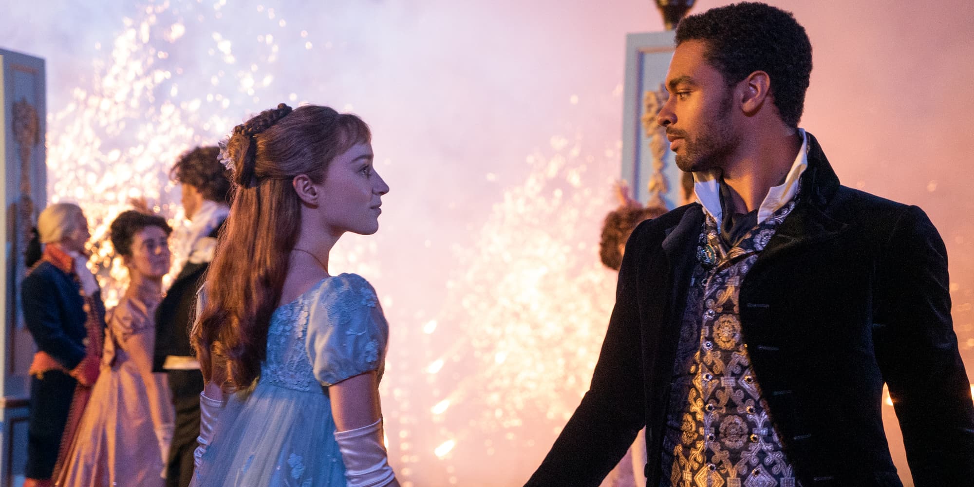 Daphne Bridgerton et Simon Basset esquissent quelques pas de danse dans La Chronique des Bridgerton sur Netflix