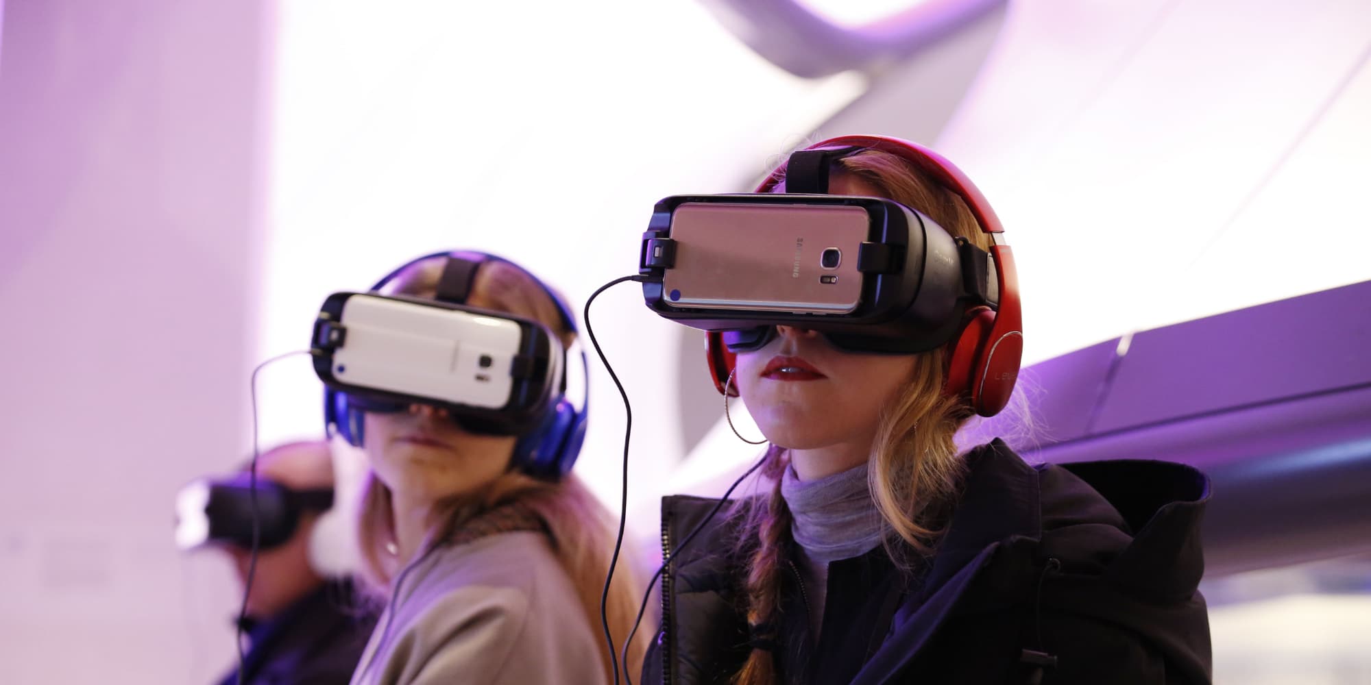 Les salles de réalité virtuelle émergent en France.
