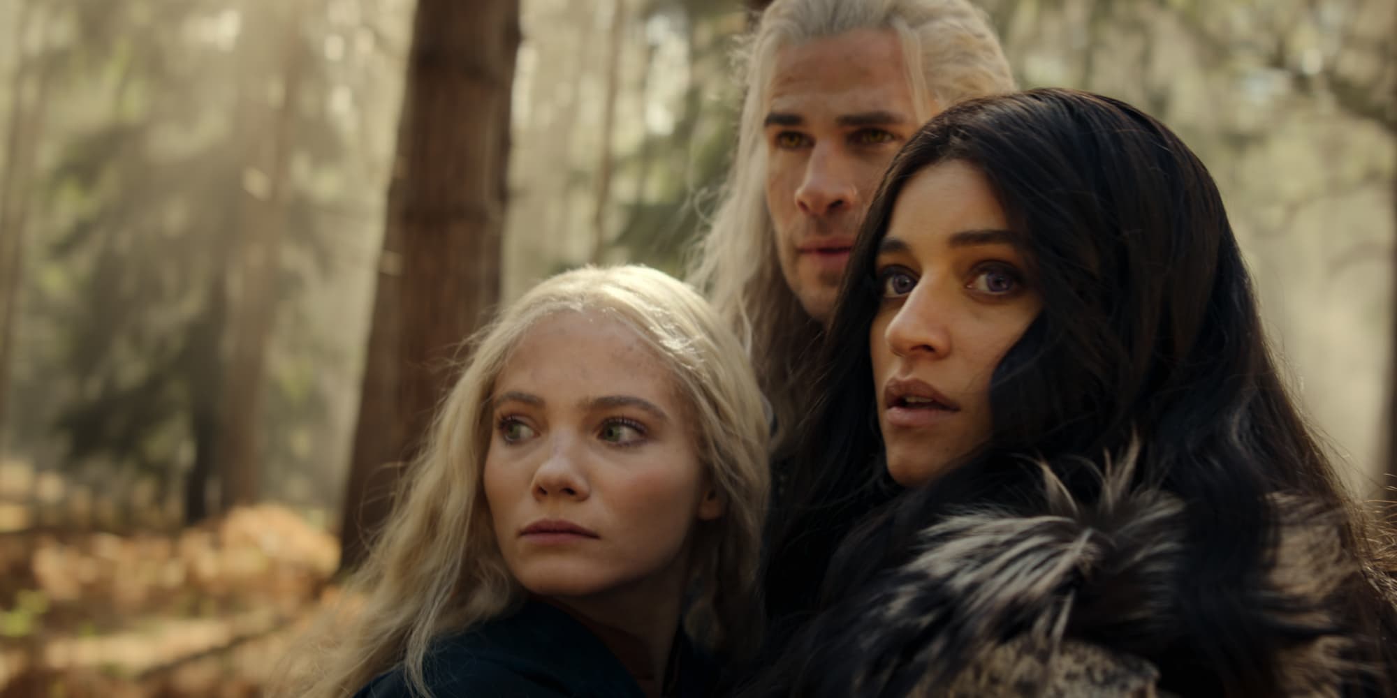 Freya Allan (Ciri), Anya Chalotra (Yennefer) et... Liam Hemsworth (Geralt) dans la saison 4 de "The Witcher".