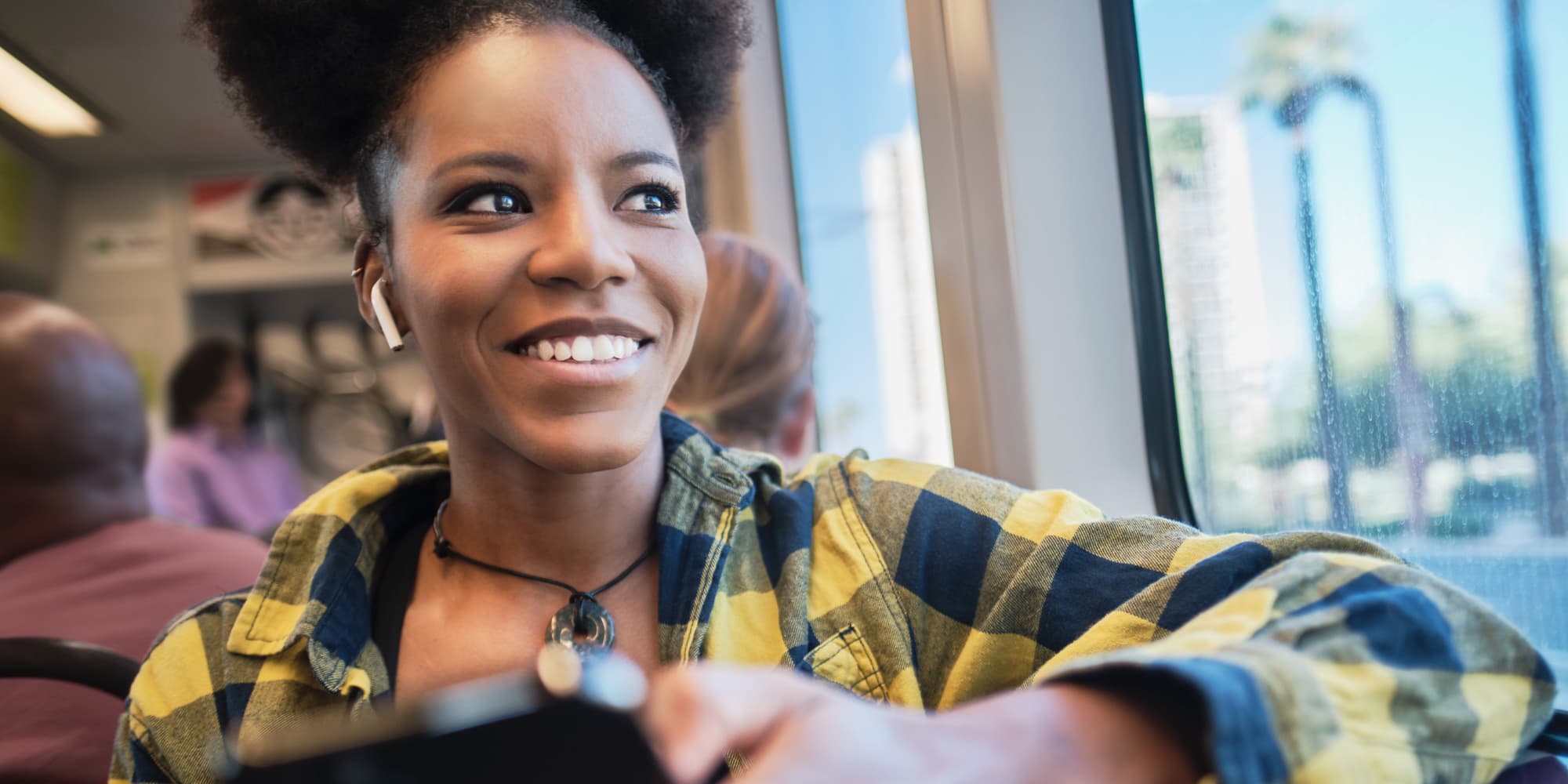 Découvrez l'audio spatial (avec suivi dynamique) sur les écouteurs AirPods.