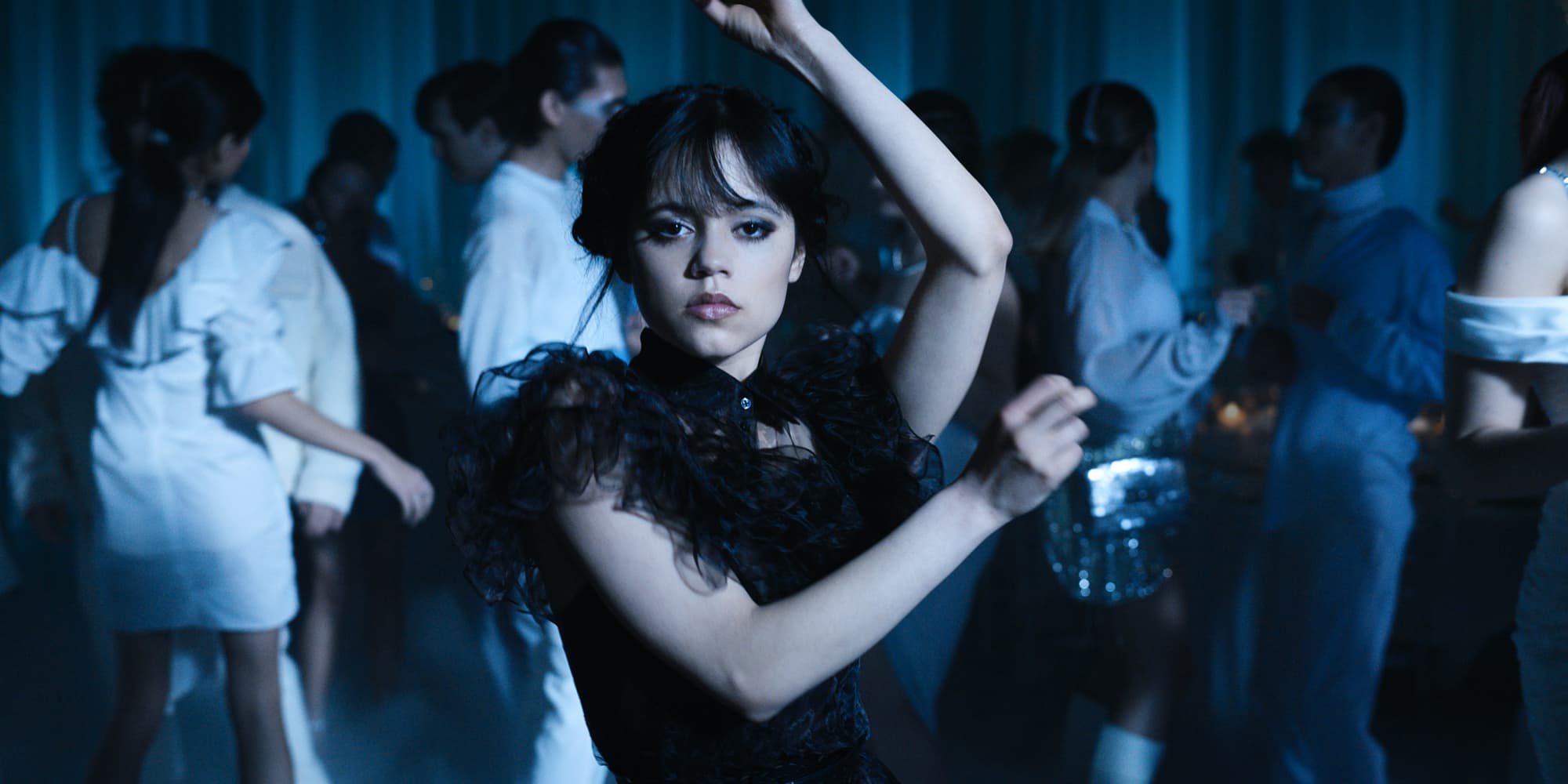 Jenny Ortega dans le rôle de Mercredi, dans l'épisode 4 de la saison 1 lors de la scène déjà culte de la danse au Cor'bal 